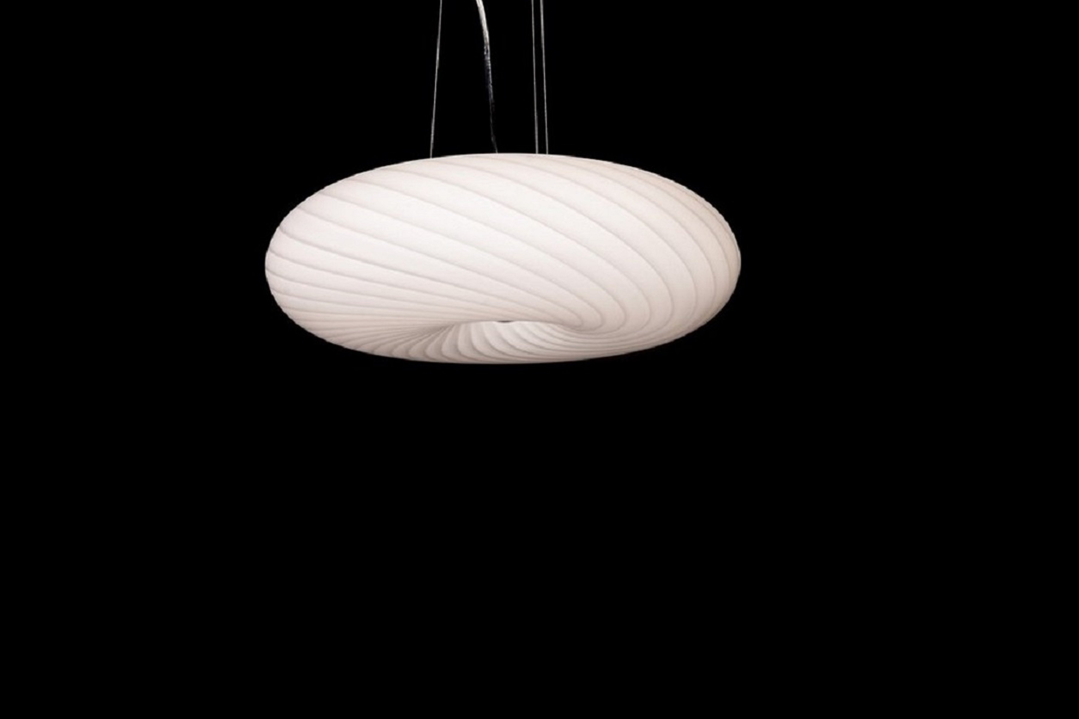 Lampadario rotondo a righe di vetro bianco opaco