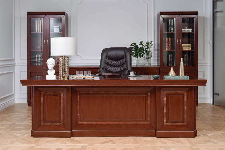 Set ufficio dirigenziale con scrivania, poltrona, armadi e armadietti