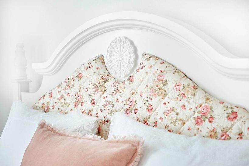 Mensole sopra il letto: belle e funzionali
