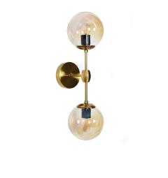 Applique lampada da parete moderno di design in metallo colore ottone con paralumi sfera in vetro colore ambra Zodiak W2