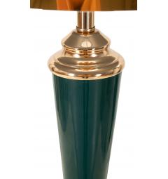 Elegante lampada da tavolo in metallo dorato con applicazioni verdi. Completa di paralume in tessuto beige con finiture dorate.