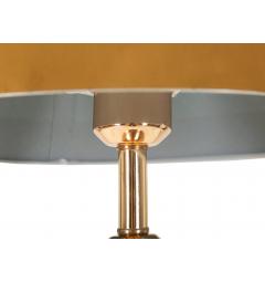 Elegante lampada da tavolo in metallo dorato con applicazioni verdi. Completa di paralume in tessuto beige con finiture dorate.