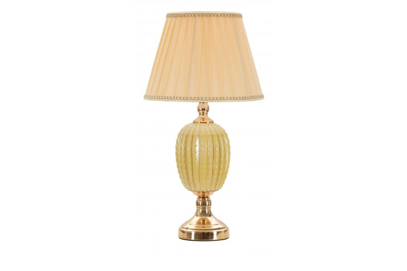 Elegante lampada da tavolo in metallo dorato con applicazioni beige. Completa di paralume in tessuto beige con finiture dorate