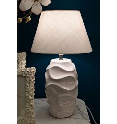 Lampada in ceramica bianca dalle forme morbide e arrotondate