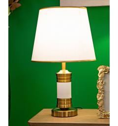 Lampada da tavolo in metallo dorato con elegante decorazione bianca e con base rotonda