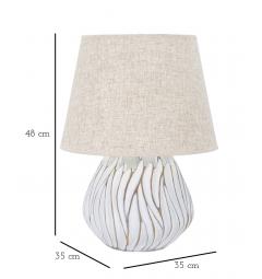 Lampada da tavolo in resina con eleganti decorazioni lineari in rilievo. Completa di paralume in tessuto beige