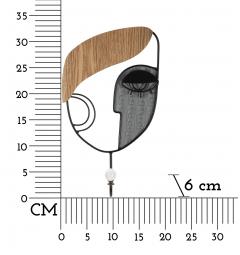 Appendiabiti in metallo e legno a forma di volto che richiama l'arte cubista.