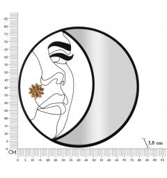 Specchio da parete a forma di mezzaluna incastonato in una struttura rotonda