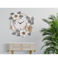 Orologio da parete con quadrante in marmo e cornice decorata con fiori e foglie