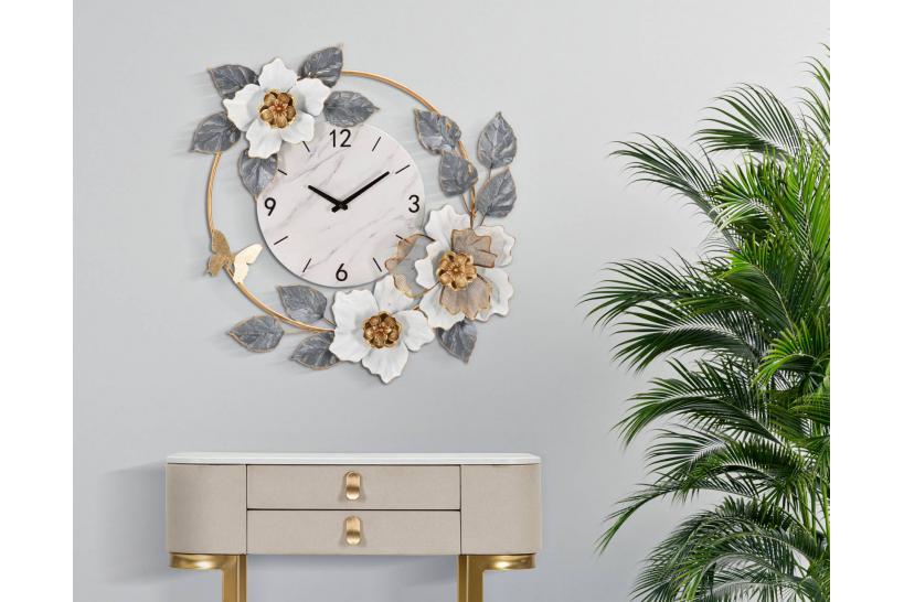 Orologio da parete con quadrante in marmo e cornice decorata con fiori e foglie