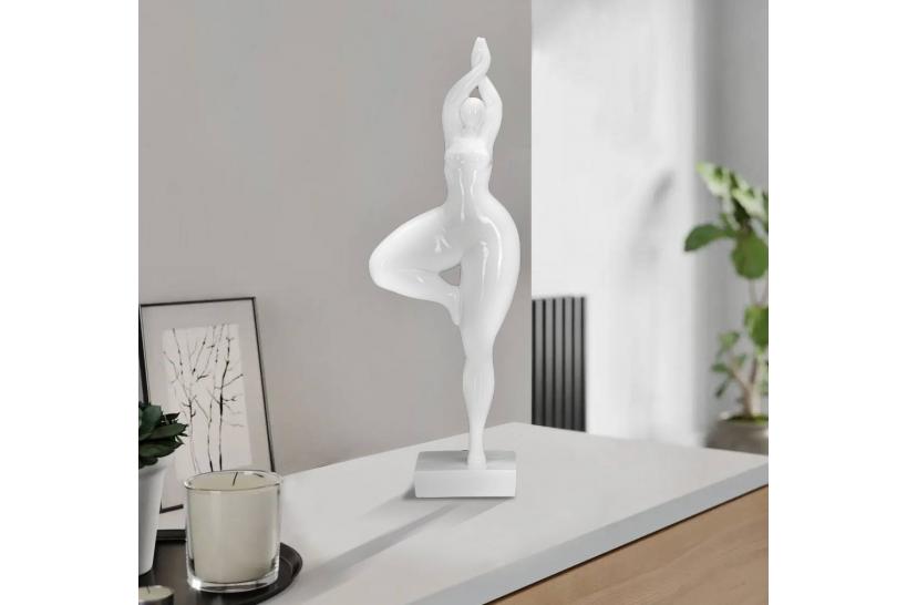 Elegante statua bianca raffigurante una donna in posizione yoga