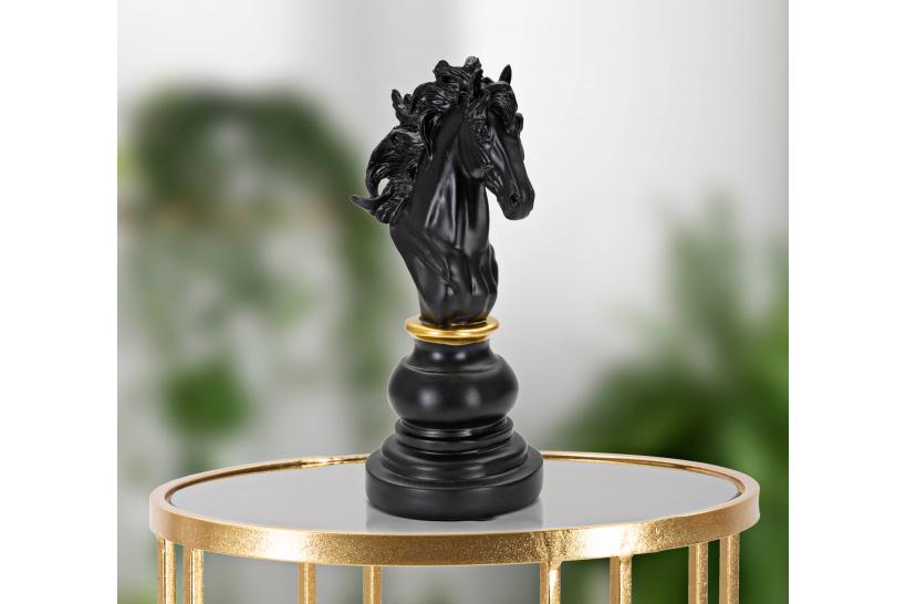 Cavallo degli scacchi nero con eleganti decorazioni dorate