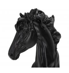 Cavallo degli scacchi nero con eleganti decorazioni dorate