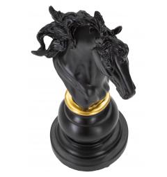 Cavallo degli scacchi nero con eleganti decorazioni dorate