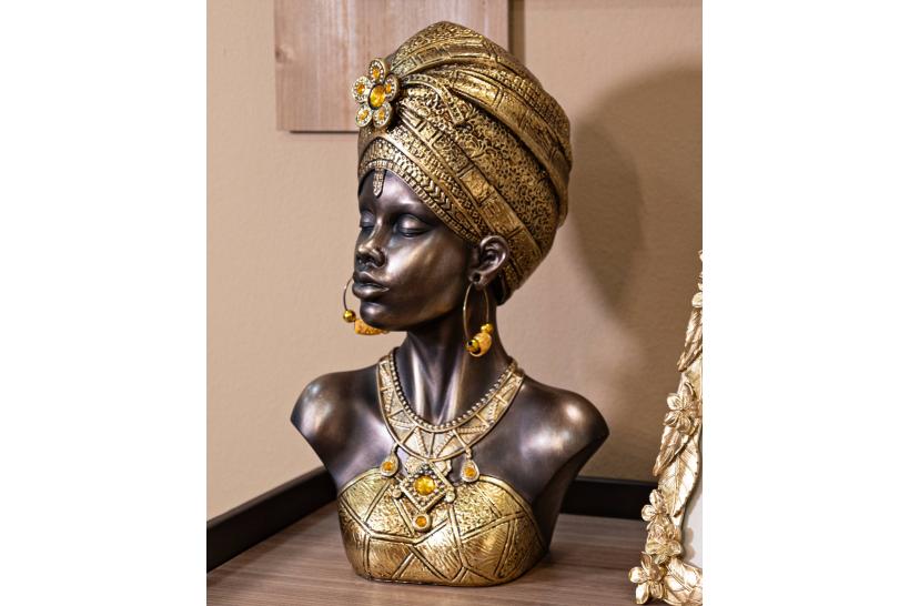 Busto di donna con turbante e vestiti che richiamano le tribù africane