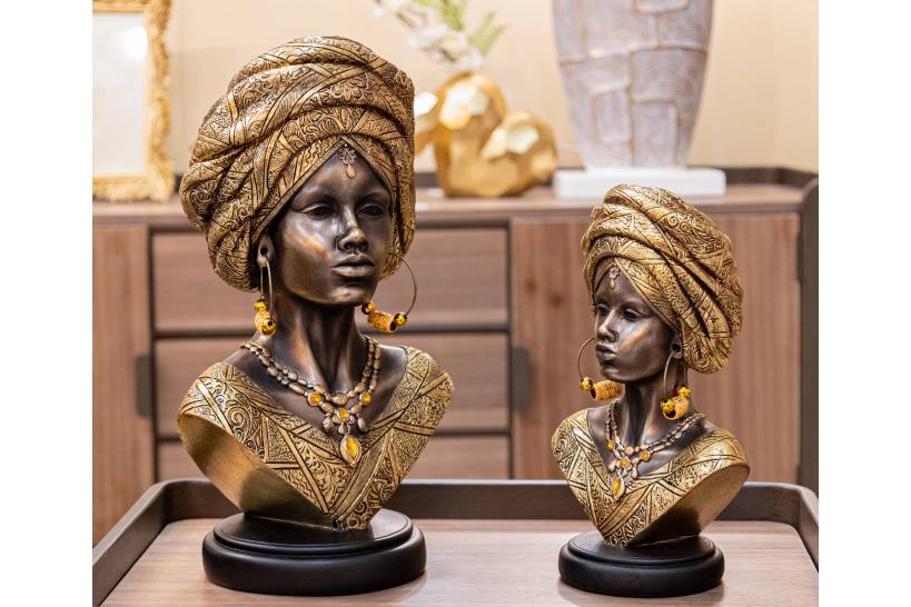 Busto di donna con turbante e vestiti che richiamano le tribù africane