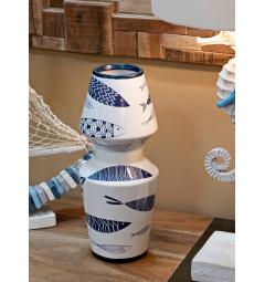 Vaso in ceramica bianca con pesci e decorazioni blu che richiama il mare