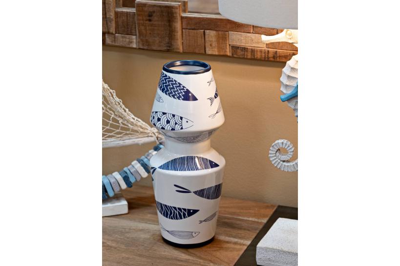 Vaso in ceramica bianca con pesci e decorazioni blu che richiama il mare