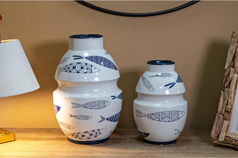 Vaso in ceramica bianca e decorazioni blu che creano un insieme che richiama il mare