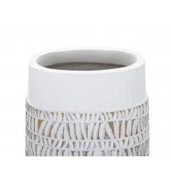 Vaso con eleganti decorazioni intagliate astratte e geometriche