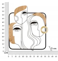 Pannello raffigurante dei volti dai tratti che richiamano l'arte cubista