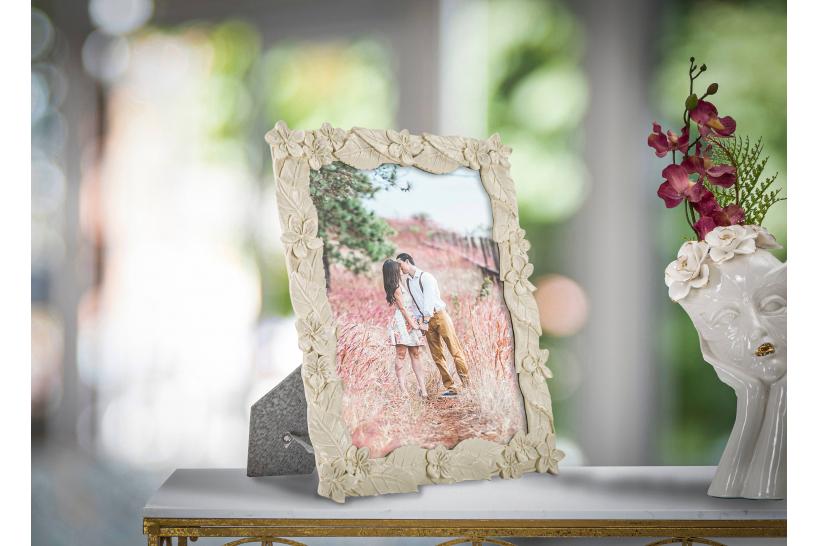 Elegante portafoto con cornice decorata da foglie e fiori